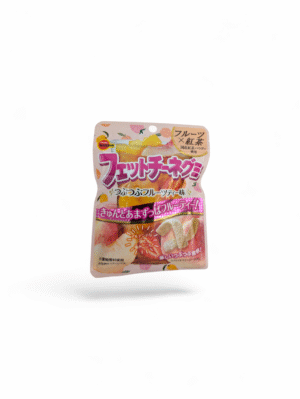 En påse japanskt godis, Bourbon Fettuccine Gummy Fruit Tea, mot en vit bakgrund.