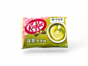 En påse med japansk KitKat Matcha Latte som innehåller 10 mini-bars, mot en vit bakgrund.