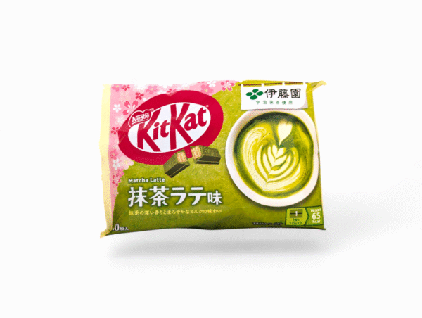 En påse med japansk KitKat Matcha Latte som innehåller 10 mini-bars, mot en vit bakgrund.