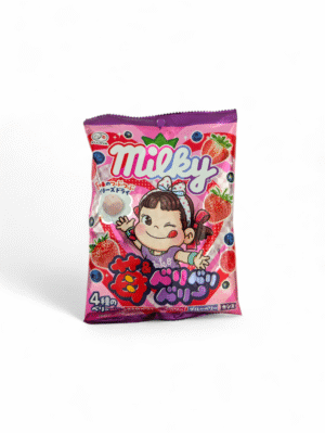 En rosa påse med Fujiya Milky bärkarameller med Peko-chan-maskoten på framsidan, mot en vit bakgrund.