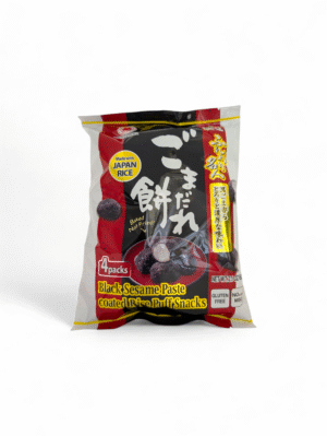 En påse Want Want riskakor med svart sesam, "Black Sesame Paste Coated Rice Puff Snacks".