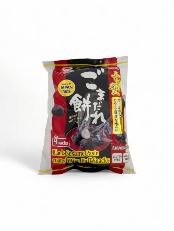 En påse Want Want riskakor med svart sesam, "Black Sesame Paste Coated Rice Puff Snacks".