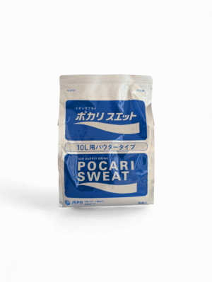 En vit och blå påse med Pocari Sweat pulver för 10 liter sportdryck, fotograferad mot en vit bakgrund.
