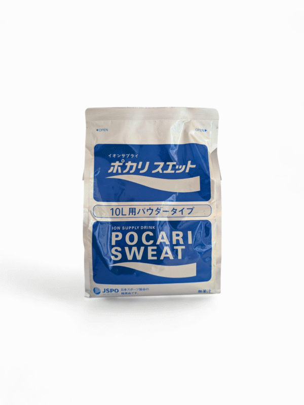 En vit och blå påse med Pocari Sweat pulver för 10 liter sportdryck, fotograferad mot en vit bakgrund.