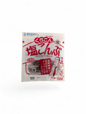 Kurakon Shio Konbu i sin vita och röda förpackning, med japansk text och en bild på en man, mot en vit bakgrund.