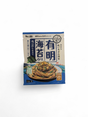 Förpackning av S&B Spaghettisås Nori med en bild på färdig pastarätt.