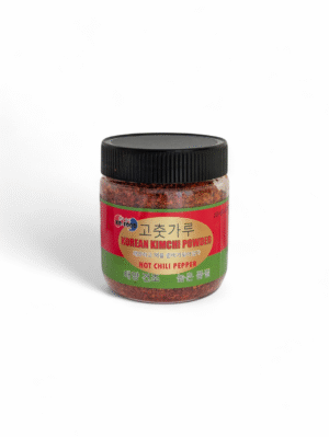 En burk med Urifood Gochugaru, som är ett grovmalt koreanskt chilipulver för att laga kimchi.