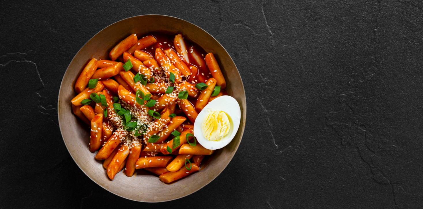 Tteokbokki – koreansk riskaka i kryddig sås med sesamfrön och ägg