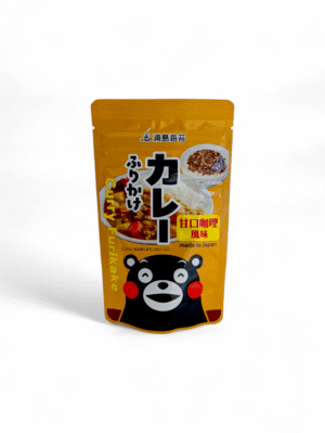 Curry Furikake i gul förpackning med ris och sushi som bakgrund