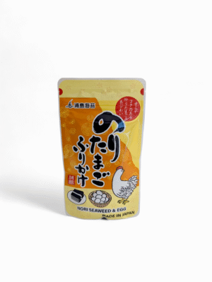 Japansk förpackning av furikake med sjögräs och ägg på vit bakgrund