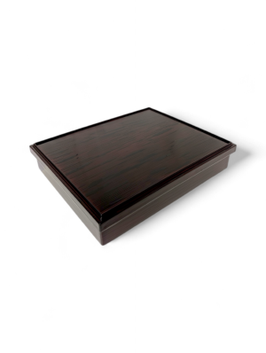 Japansk bento låda med lock och flera fack, svart utsida och röd insida