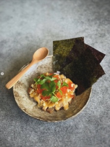 Japansk tonfisktartar toppad med misomajonnäs, regnbågsrom, koriander och nori