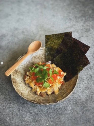 Japansk tonfisktartar toppad med misomajonnäs, regnbågsrom, koriander och nori