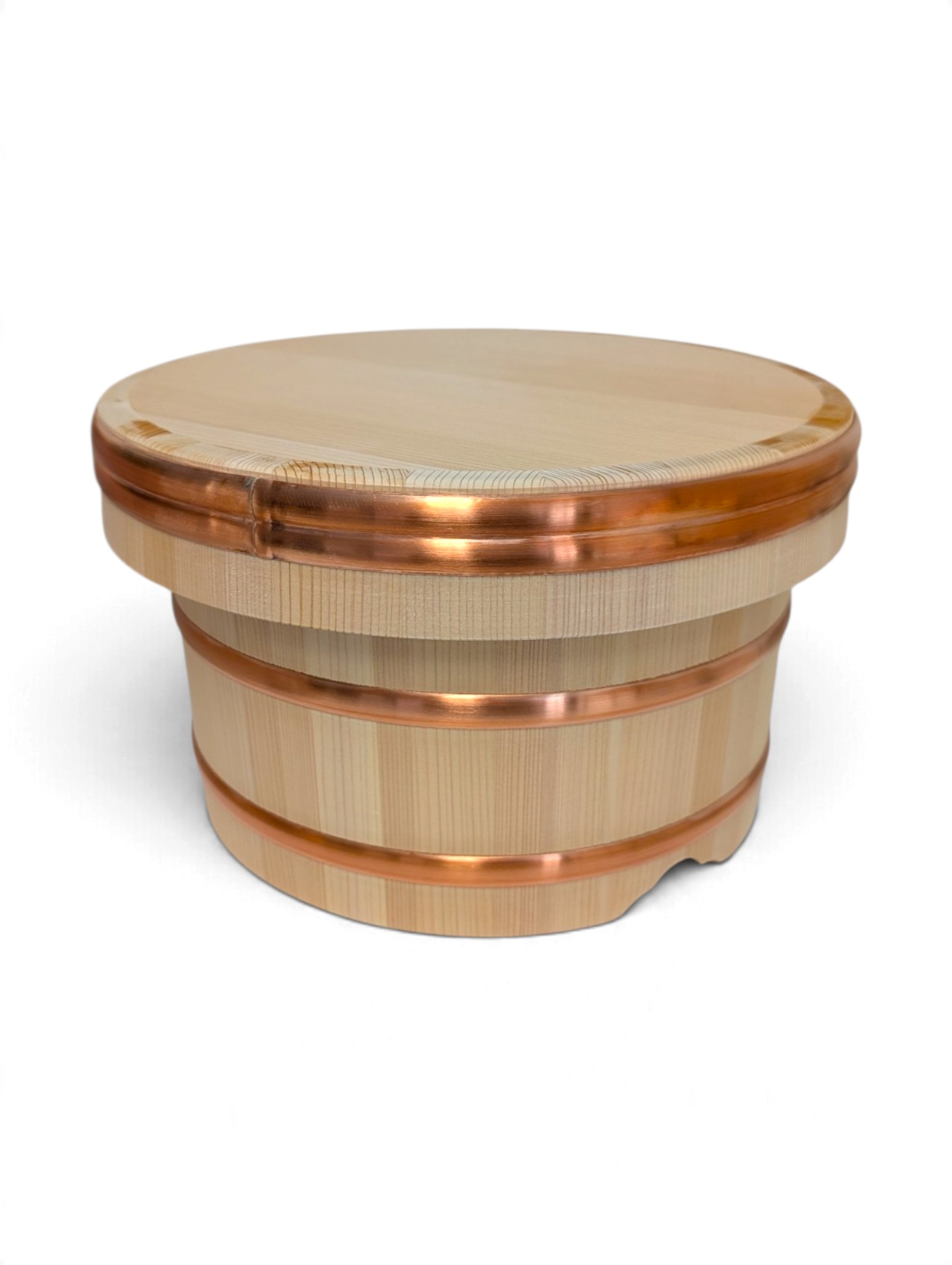 Edobitsu 24 cm, traditionell japansk risbehållare i ljust trä med kopparfärgade band och lock.